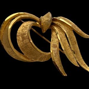 Capri Vintage Gold Tone Pin Brooch